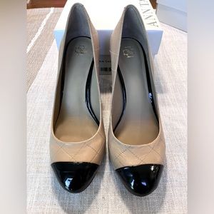 Vintage Ann Taylor tan and black patent leather heels. Size 8.